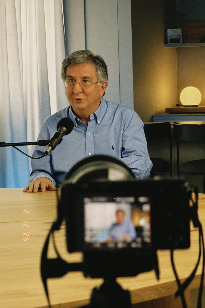 José Ignacio Tobón hablando frente al micrófono en una grabación