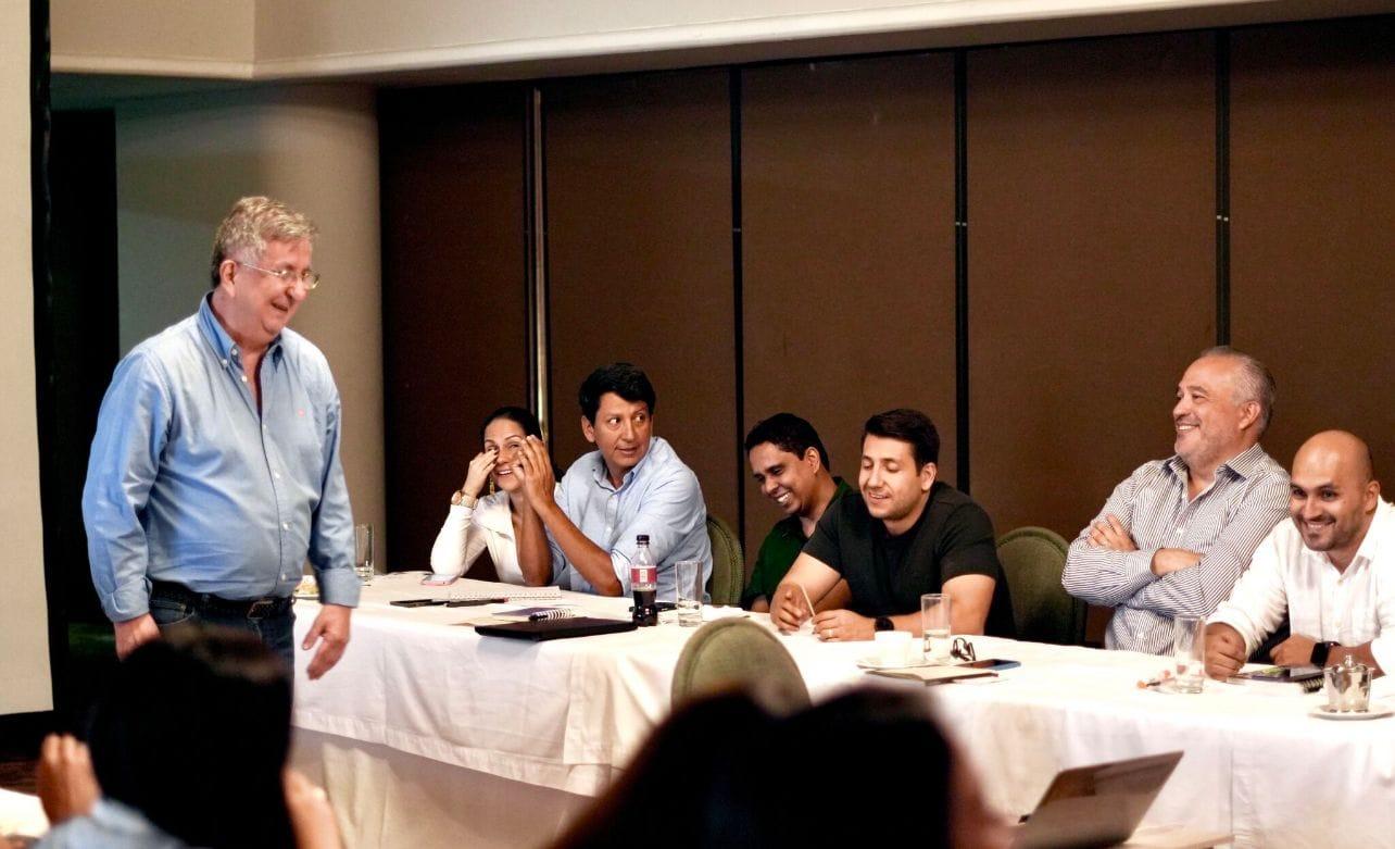 Participantes de un taller de negociación durante la sesión con José Ignacio Tobón