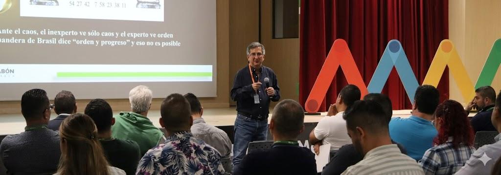 José Ignacio Tobón enseñando en sesión en vivo