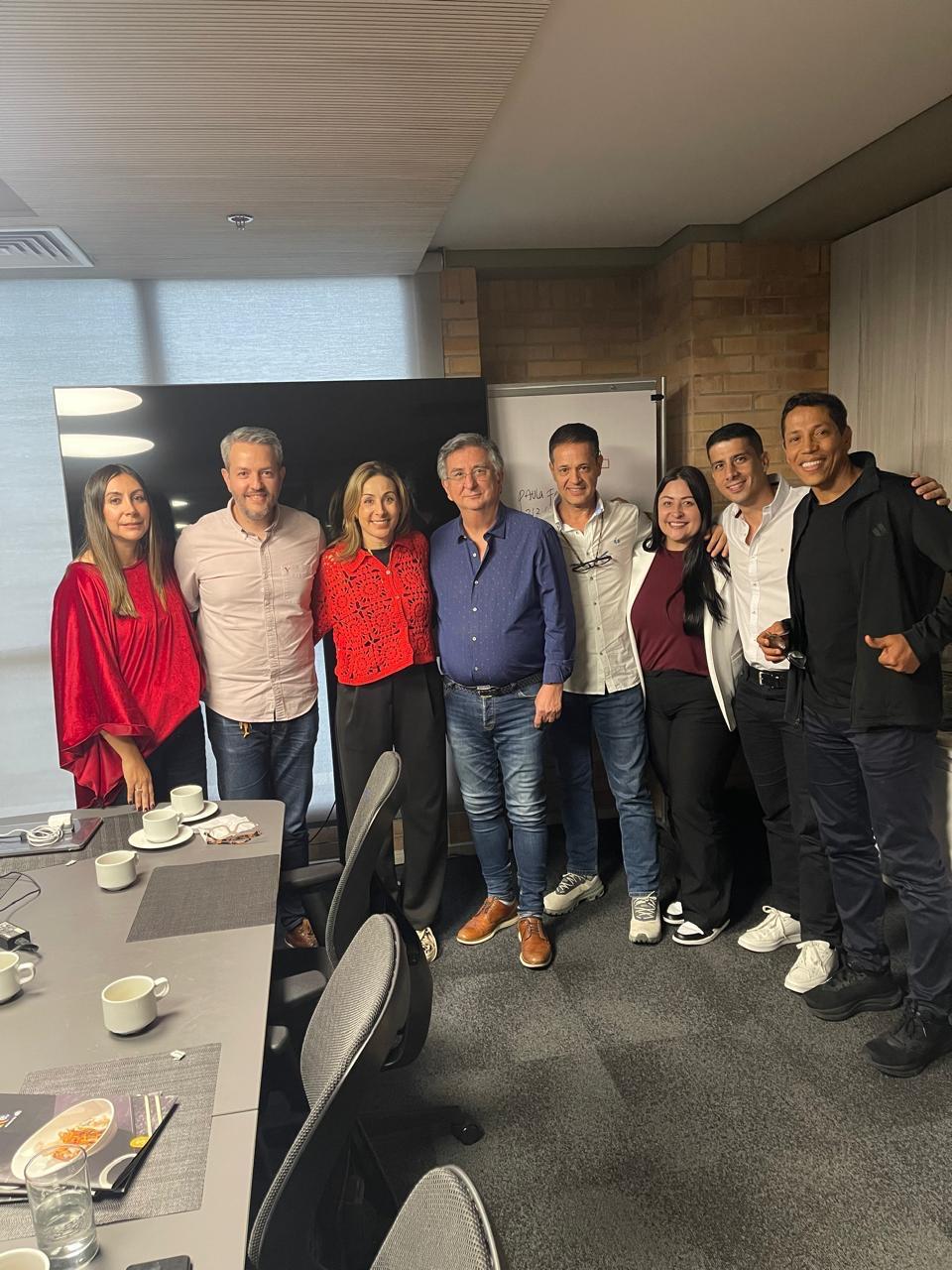 José Ignacio Tobón con un equipo directivo al cierre de una sesión en sala de juntas