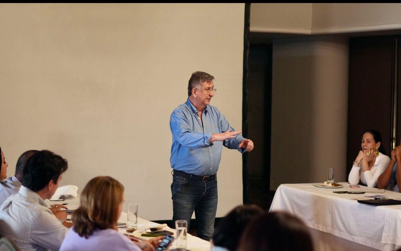 José Ignacio Tobón explicando de pie en un taller presencial